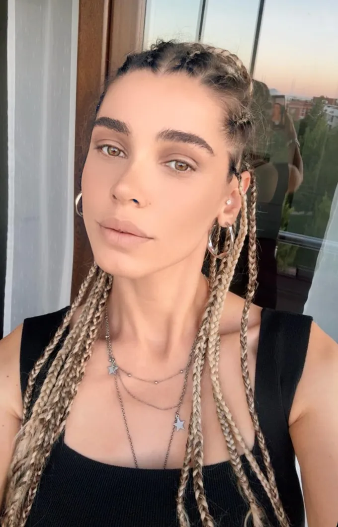 Yüklenen örnek fotoğraf: pencere önünde çekilmiş bir selfie