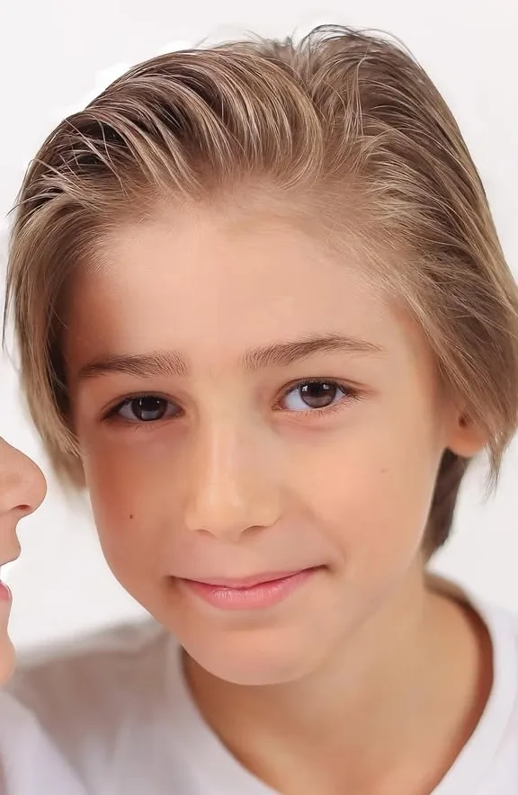 Sarı saçlı bir çocuğun gülümseyen portre fotoğrafı